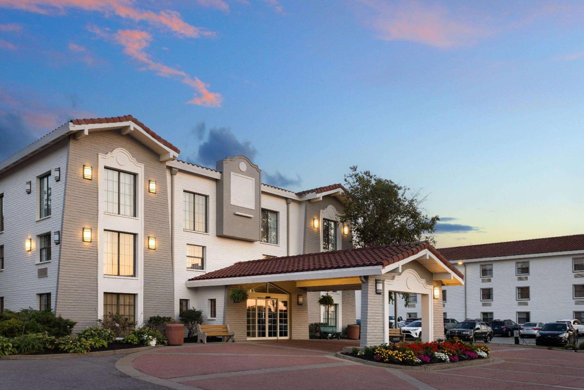 La Quinta Inn By Wyndham Pittsburgh Airport Moon Township Екстериор снимка