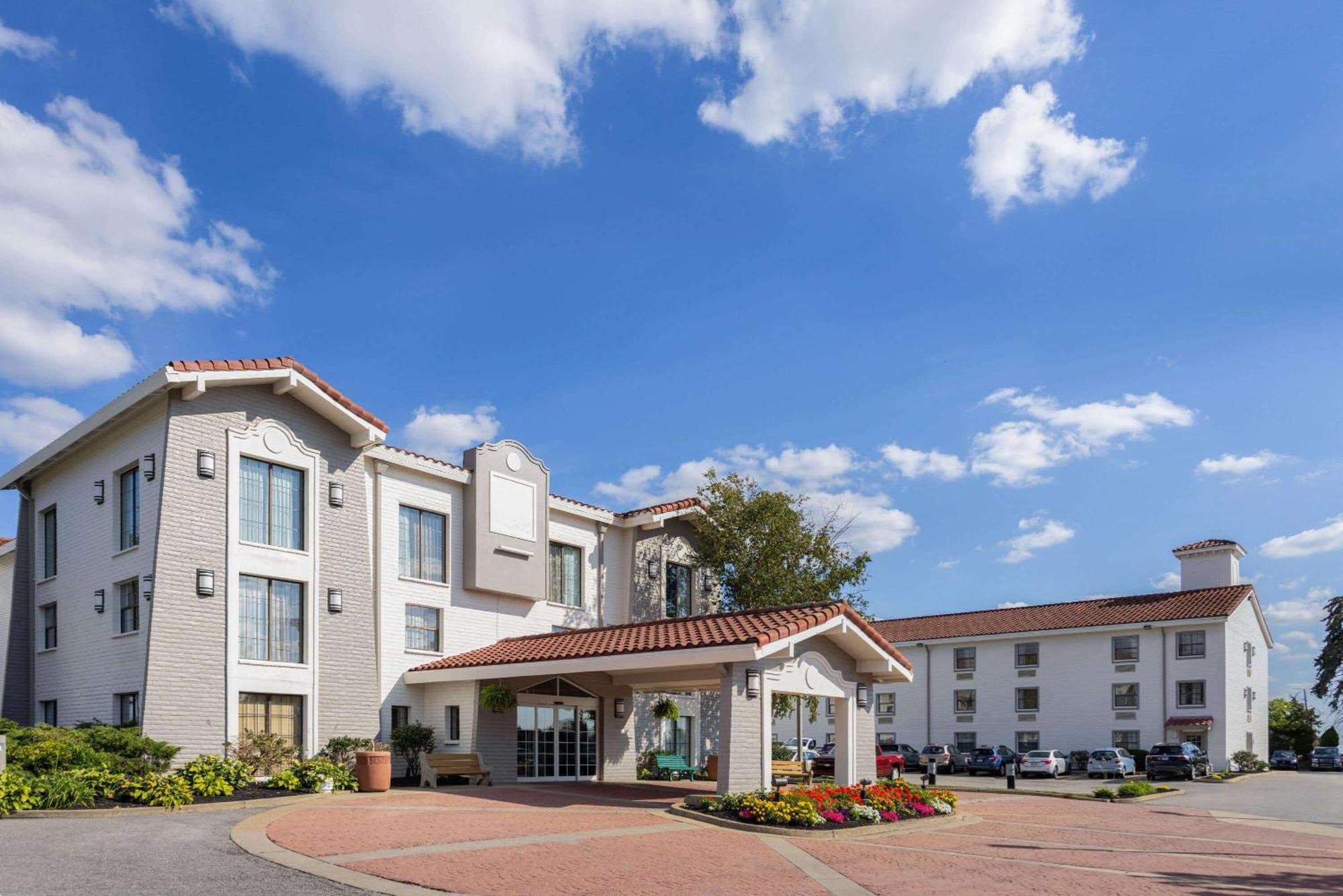 La Quinta Inn By Wyndham Pittsburgh Airport Moon Township Екстериор снимка