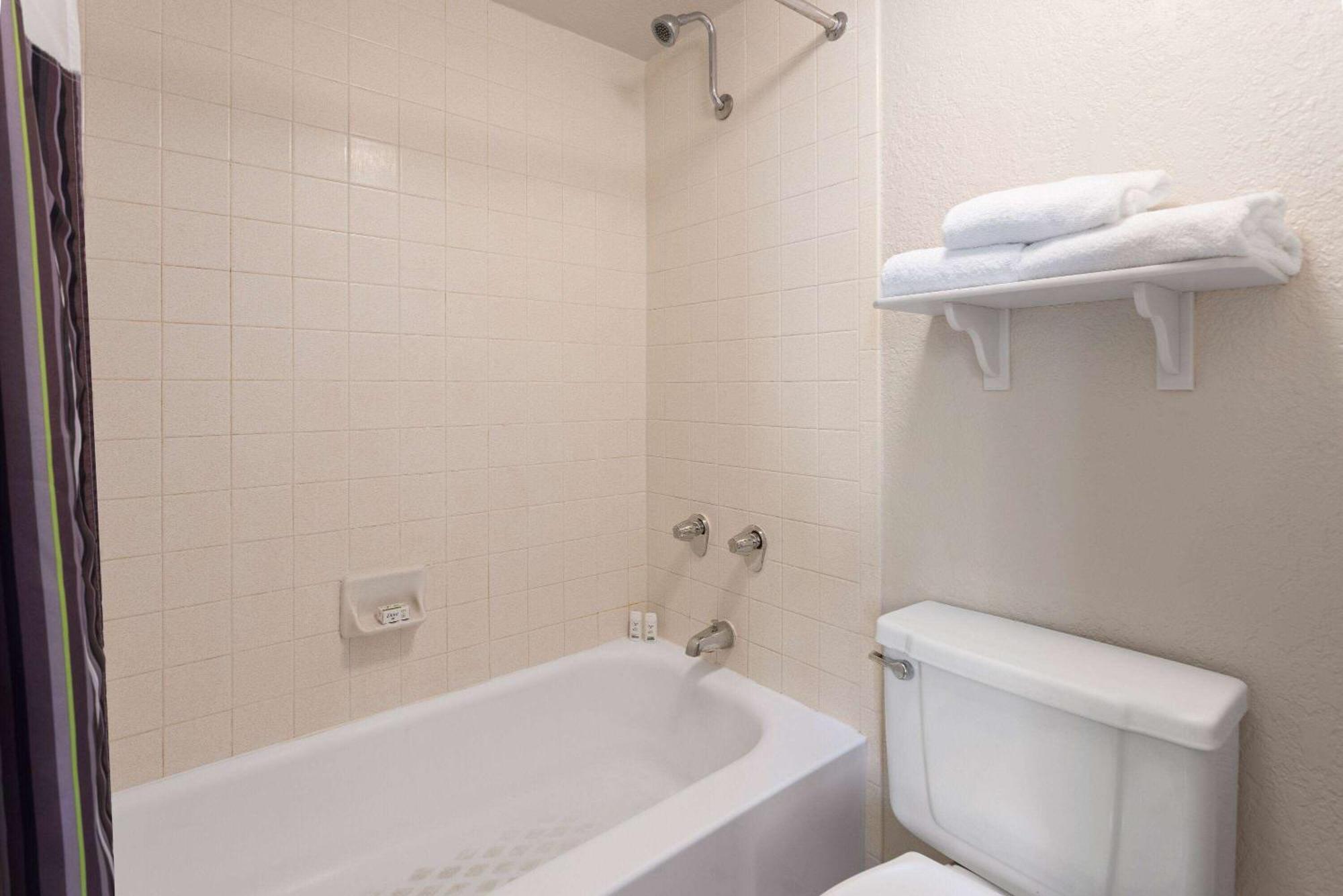 La Quinta Inn By Wyndham Pittsburgh Airport Moon Township Екстериор снимка