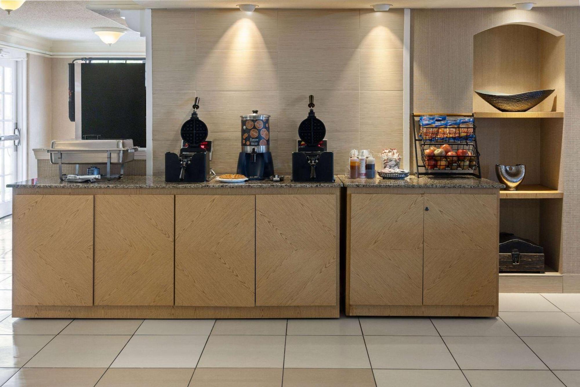 La Quinta Inn By Wyndham Pittsburgh Airport Moon Township Екстериор снимка