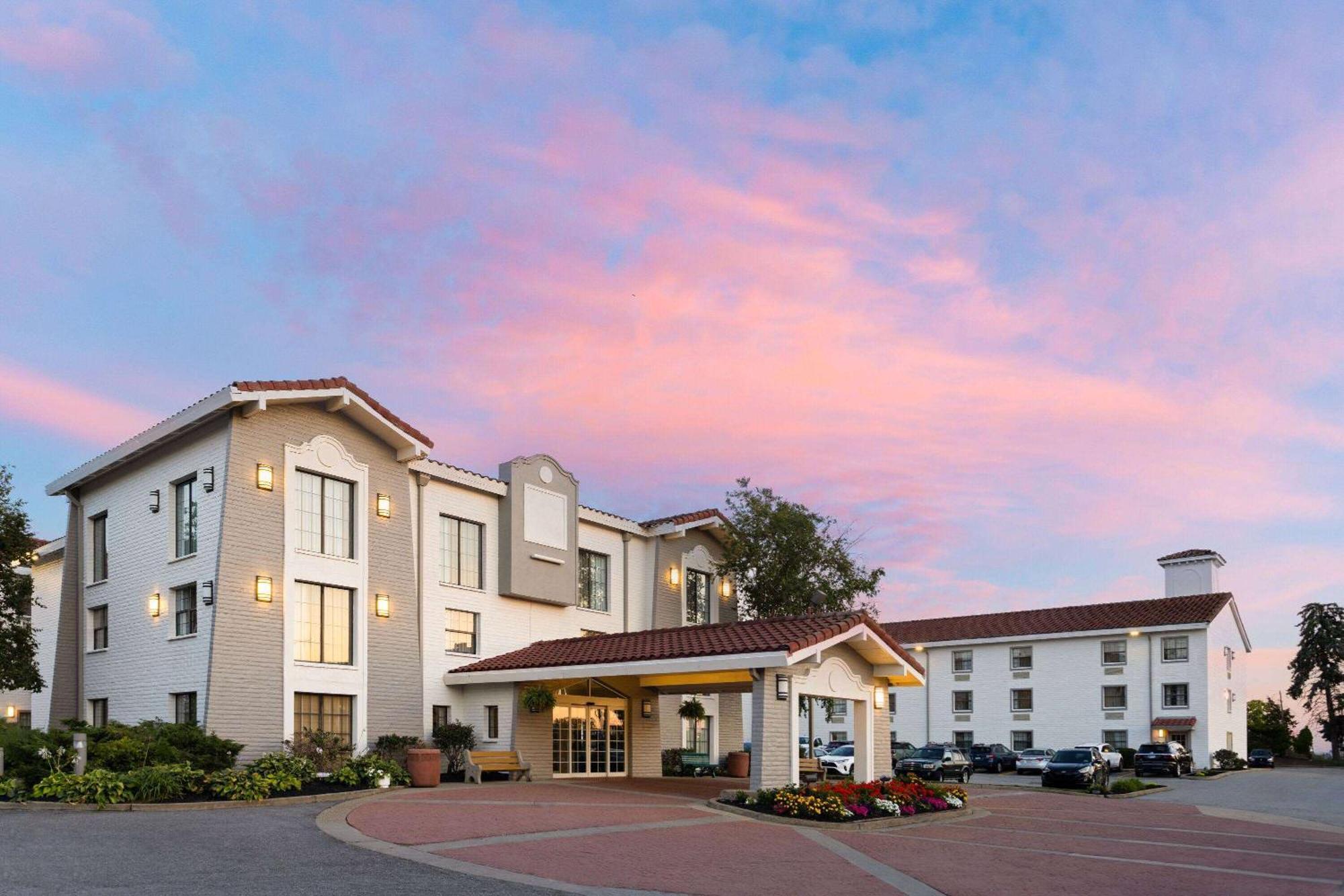 La Quinta Inn By Wyndham Pittsburgh Airport Moon Township Екстериор снимка
