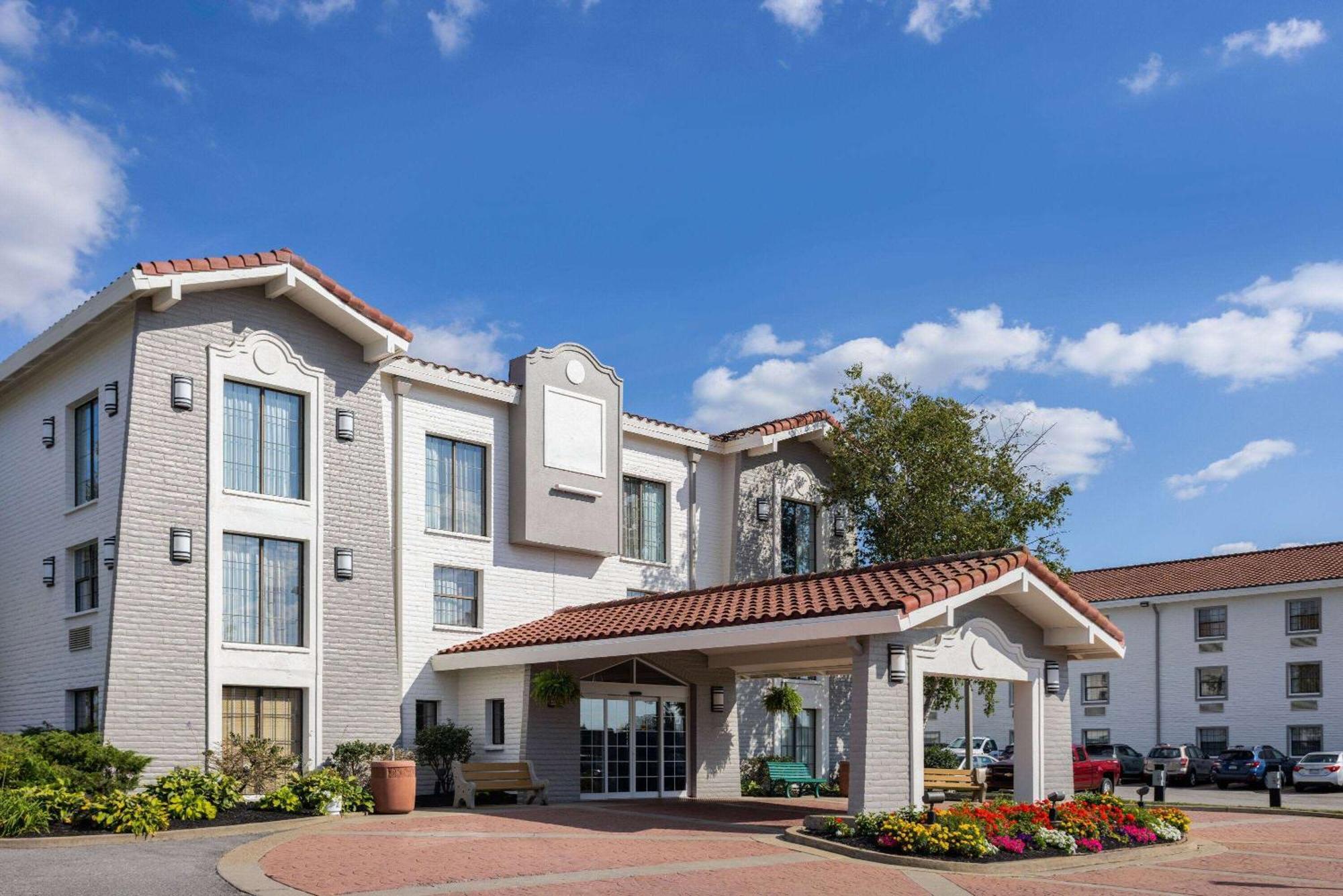La Quinta Inn By Wyndham Pittsburgh Airport Moon Township Екстериор снимка