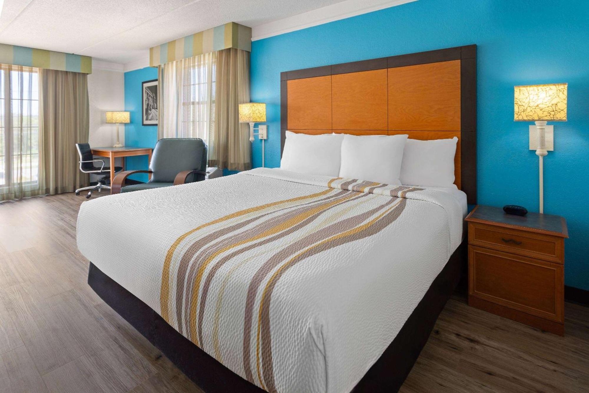 La Quinta Inn By Wyndham Pittsburgh Airport Moon Township Екстериор снимка